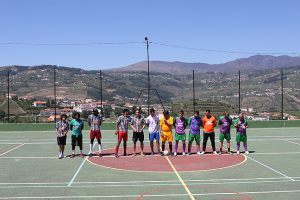 Equipas perfilam-se antes do início da partida