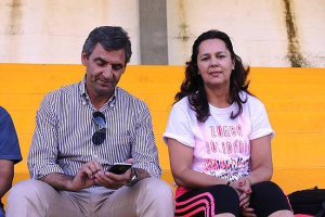 Zumba Solidário - Presidente da Câmara de Santa Marta de Penaguião, Luís Machado, e esposa assistem ao evento nas bancadas do estádio municipal
