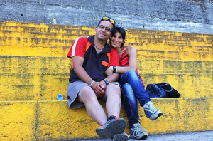 Zumba Solidário - Casal assiste à iniciativa na bancada do estádio municipal