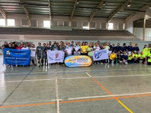 Foto de grupo dos participantes do torneio