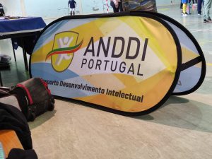 Bandeira publicitária com logotipo da ANDDI Portugal, um dos organizadores do torneio